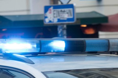 Polis arabasının mavi ışığı yandı, acil durum sinyali.