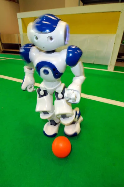 Robot Humanoide Jugando Fútbol Fútbol Una Alfombra Verde Con Una —  Fotos de Stock
