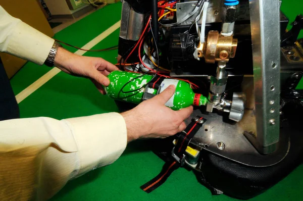 Robot Jugando Fútbol Fútbol Una Alfombra Verde Ingeniero Robot Reparación —  Fotos de Stock