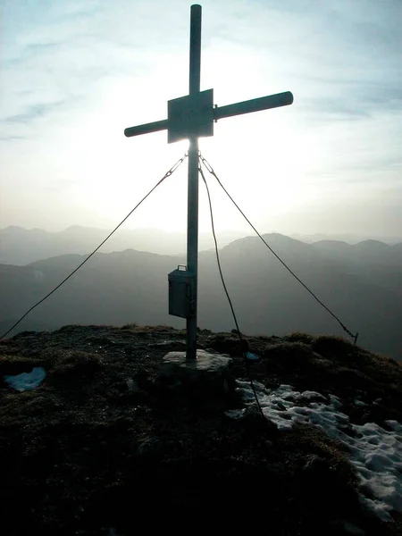 Vrcholový Kříž Zimním Období Sníh Slunce Vrcholu Hory — Stock fotografie