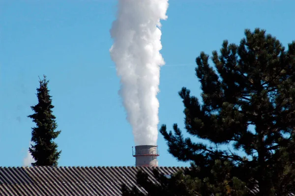 Ipari Kéményből Kiáramló Füst Szennyezőanyag Kibocsátás Iparban — Stock Fotó