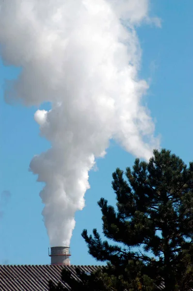 Humo Procedente Una Chimenea Industrial Emisiones Contaminantes Industria — Foto de Stock