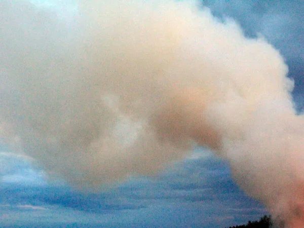 大気中の火災や煙大きな煙雲環境汚染 — ストック写真