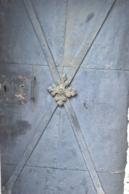 Kapının ortasında süs eşyası olan demir bir kapı ya da kapı.