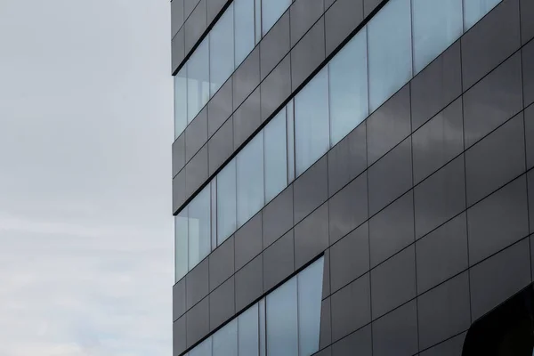 Minimalistický Fasádní Design Moderní Budovy Městě Černé Dlaždice Okna — Stock fotografie