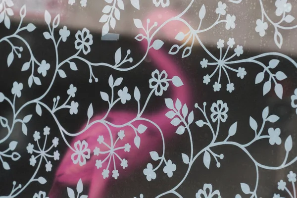 Θολή Ροζ Φλαμίνγκο Πίσω Από Ένα Παράθυρο Λευκό Floral Μοτίβο — Φωτογραφία Αρχείου