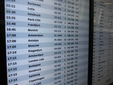 Havaalanındaki kalkış işareti zaman, varış yeri ve uçuş numaralarını gösterir