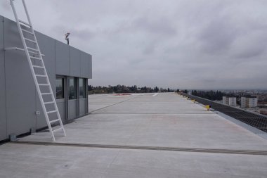Bulutlu bir günde bir binanın çatısında helikopter pisti