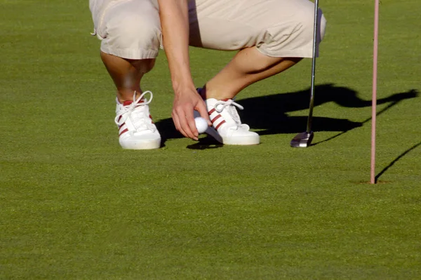 Golfista Umieszczenie Piłki Golfowej Zielonym Trawniku Obok Całego — Zdjęcie stockowe
