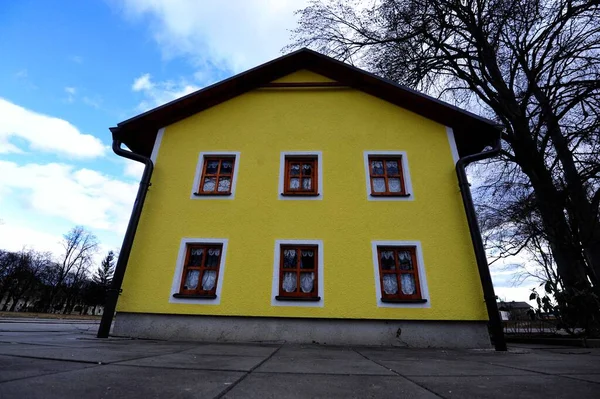 带有六扇窗户的黄色小独立家庭住宅大楼 — 图库照片