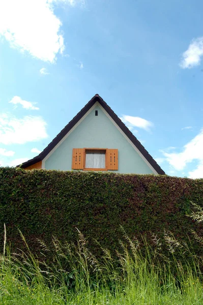 Única Família Desapegado Casa Edifício Atrás Uma Sebe Fundo Céu — Fotografia de Stock