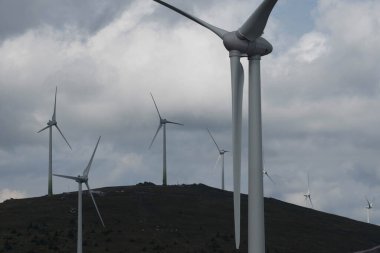 Rüzgâr santrallerinin inşaat alanında, gri gökyüzünde, bulutlu bir günde.