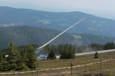 Rüzgar santrallerinin inşaat alanında bir rüzgar çiftliğinde, dağ manzarasında