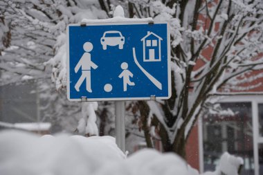 Mavi ikametgah levhası, yavaş sür, kışın karla kaplan