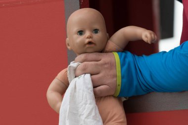 Çocuk kuklası tutan adam, çocuk istismarı ve çocuklara karşı şiddet sembolü