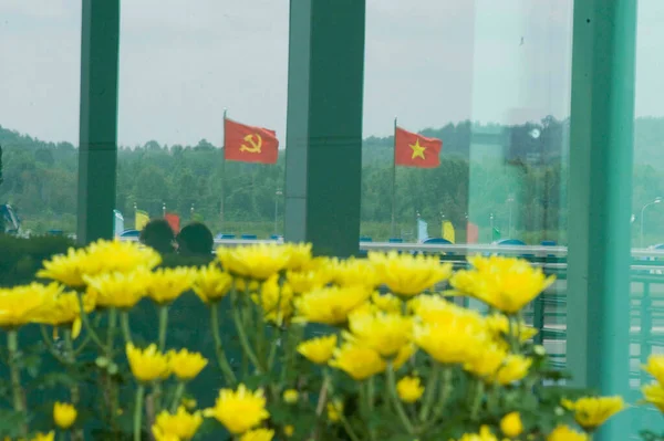 Κίτρινα Άνθη Και Σημαία Κομμουνιστικό Συμβολισμό Στη Σοσιαλιστική Δημοκρατία Του — Φωτογραφία Αρχείου