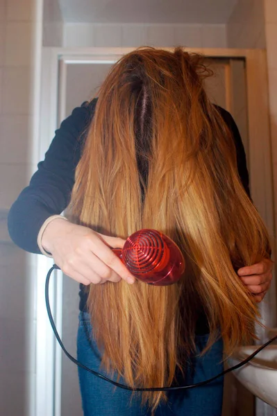 Jovem Mulher Golpe Secagem Seu Longo Cabelo Loiro Com Secador — Fotografia de Stock