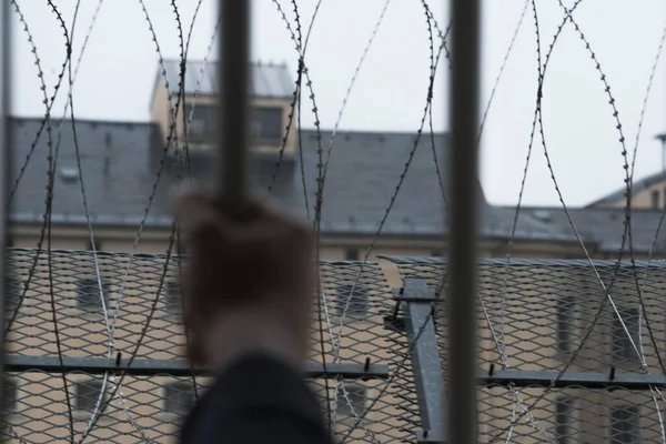 Una Ventana Prisión Alambre Afeitar Frente Hombre Detrás Las Rejas — Foto de Stock