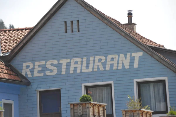 Enseigne Restaurant Sur Bâtiment Lettres Peintes Blanc Sur Mur Maison — Photo