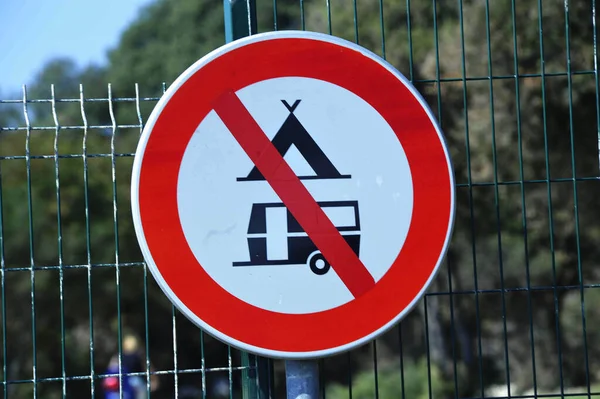 禁止露营路标 横过帐蓬和野营车 — 图库照片
