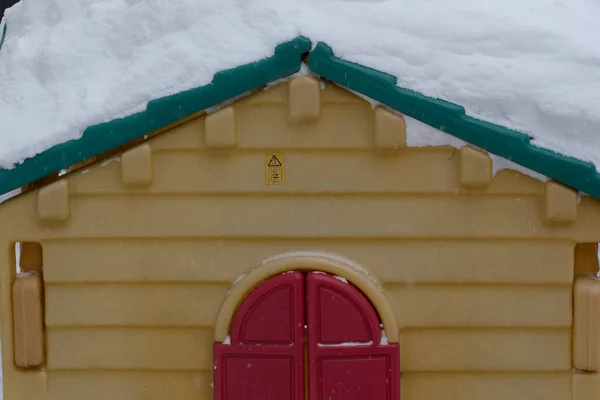 Thermische Isolatie Modern Gebouw Winter Besneeuwd Geel Speelgoedhuis — Stockfoto