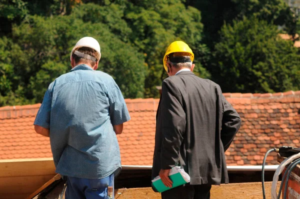 Dos Personas Con Cascos Seguridad Reunión Dirección Construcción — Foto de Stock