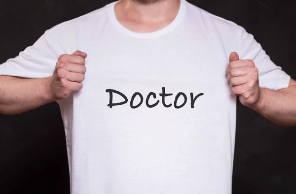 Mężczyzna Białej Koszuli Napisem Doctor Czarne Tło — Zdjęcie stockowe