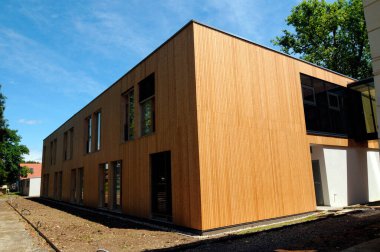 Günümüz modern ahşap evi Yazın açık ahşap rengi