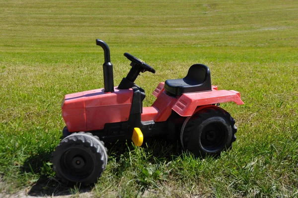Трактор Червоної Іграшки Дитини Зеленому Лузі Влітку — стокове фото