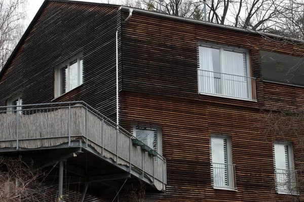 Madeira Única Família Destacada Casa Cercada Por Árvores Outono — Fotografia de Stock