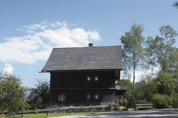 Типичный Деревянный Дом Ausseerland Австрийских Альпах — стоковое фото