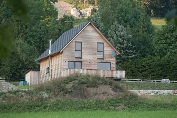 Typowy Drewniany Dom Ziemiach Uprawnych Austriackich Alpach — Zdjęcie stockowe
