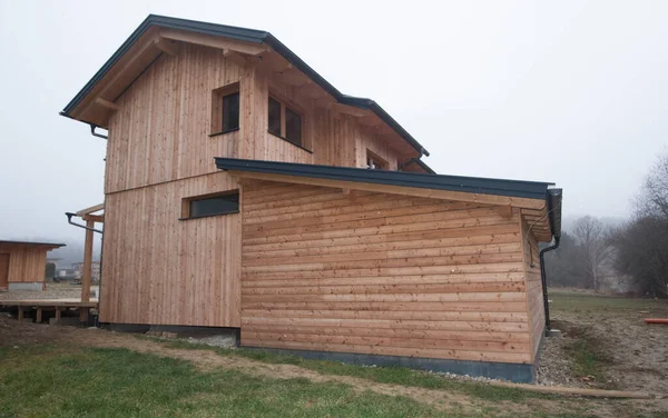 Maison Bois Moderne Avec Couleur Bois Clair Sur Une Journée — Photo