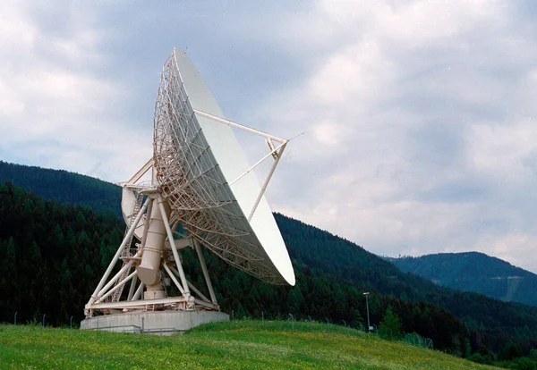 Parabolisk Antenn Eller Parabolantenn Kommunikationsteknik Blå Himmel Med Moln Bakgrund — Stockfoto