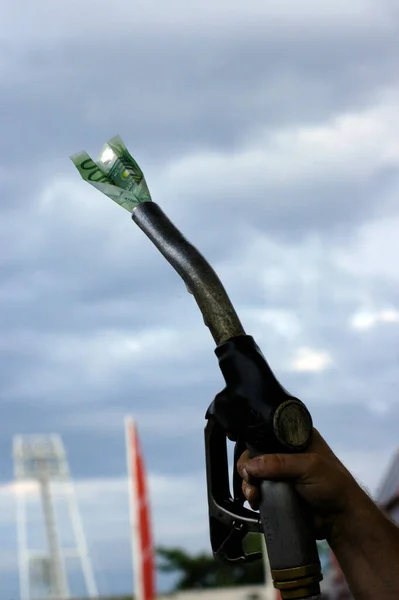 Bocal Tanque Retenção Com Nota Céu Custos Combustível Posto Gasolina — Fotografia de Stock