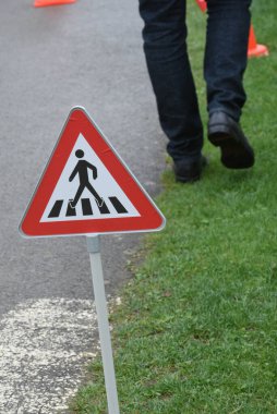 Caddedeki yaya trafik levhası, kırmızı üçgen ve yaya geçidi