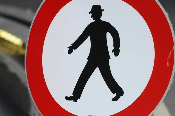 Verkeersbord Straat Rode Cirkel Met Pictogram Van Een Voetganger — Stockfoto