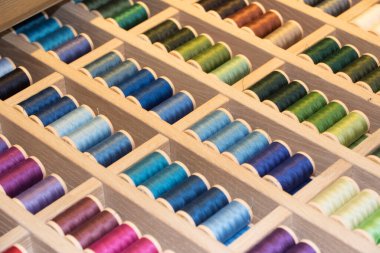 Dikiş ve terzilik için farklı renklerde iplik, tasarım ve moda