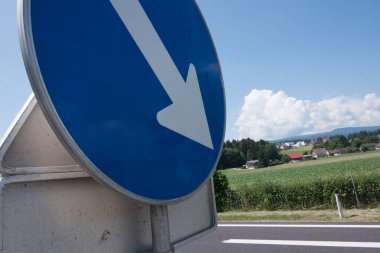 Yol trafiğinde yolu gösteren oklu yön işareti
