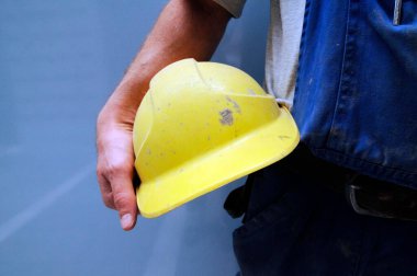 Güvenlik kaskı, işteki baş için koruyucu bir önlem.