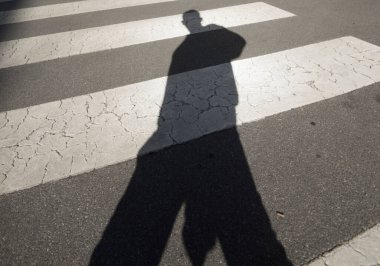 Yaya geçidi, sokakta yaya güvenliği için bir yol işareti.