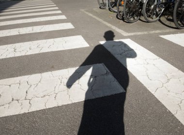 Yaya geçidi, sokakta yaya güvenliği için bir yol işareti.