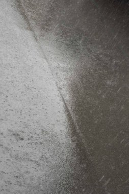 Yerdeki yağmur birikintileri, yağmur mevsiminde sağanak yağış