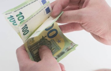 Yeşil 100 Euro 'luk banknotları ellerinde tutuyorlardı.