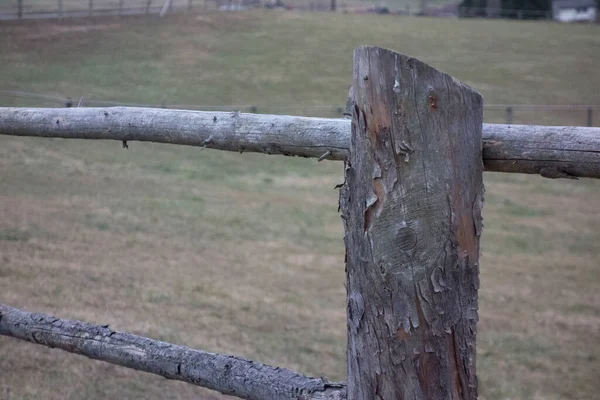 木栅栏作为其他土地和财产的分界线 — 图库照片