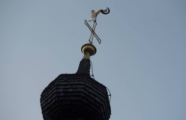 Rüzgâr ölçümü için bir binanın çatısında hava durumu horozu