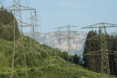 380 kv 'lik elektrik hattı ve elektrik direğine sahip enerji kaynağı.
