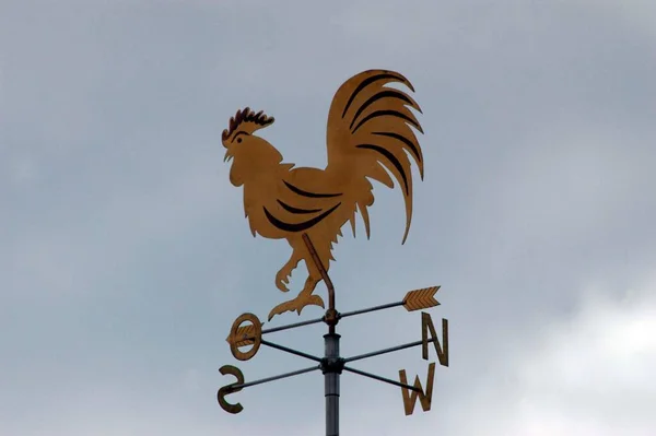 Wetterhahn Auf Dem Dach Eines Gebäudes Zur Windmessung — Stockfoto