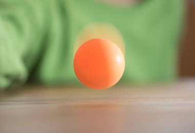 Çocuklar küçük yaşta oyun oynuyor, antrenman yapıyor ve egzersiz yapıyor.