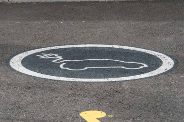 Elektrik enerjisiyle çalışan elektrikli bir arabanın sembolü.